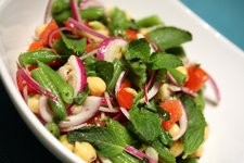 Mentás csicseriborsó-saláta lilahagymával és zöldbabbal