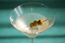 Martini-koktél vodka jeges olivabogyó