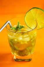 mojito koktél cocktail nyár frissítő barna cukor menta borsmenta fehér rum zöldcitrom lime
