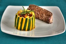 francia lecsó ratatouille torony zöldség padlizsán sárga cukkíni marha-steak