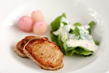 malac sertés hús malacgerinc főtt retek hónapos retek levél hagymás tejfölös dresszing salotta reteklevél saláta