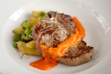 borjú steak hús hátszín bélszín filé borjú t-bone steak kumquat paprika mártás borsikafű lóbab sült hagymás újkrumpli újburgonya