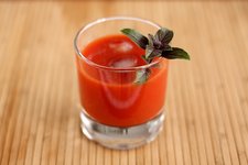 basil mary bazsalikomos bloody mary habszifon bazsalikom infzi vodka gin koktl